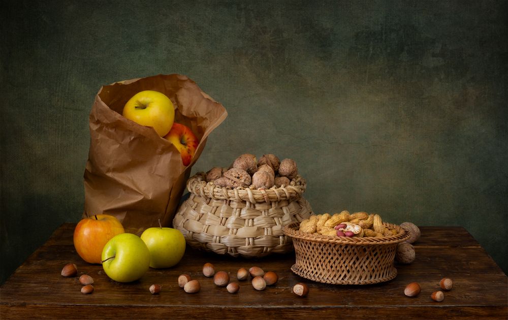 С орехами и яблоками