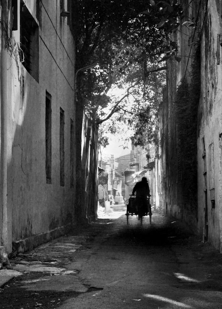 Becak through the alley