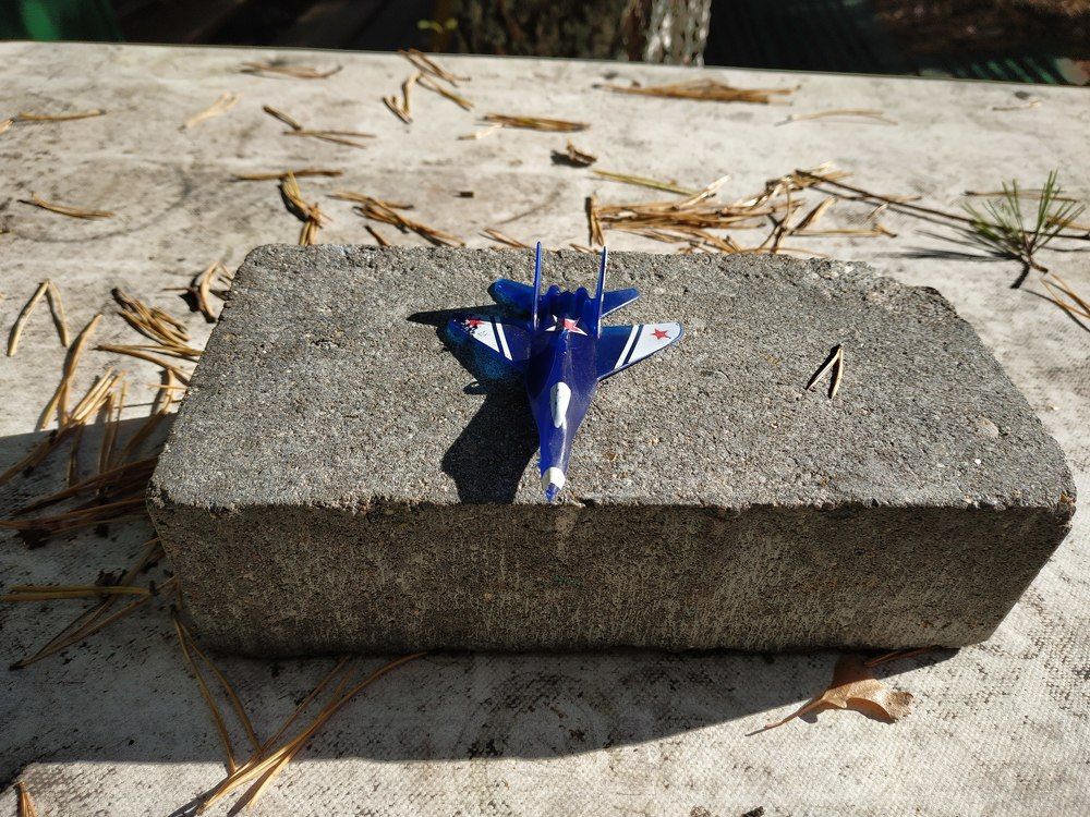 Самолетик на кирпиче