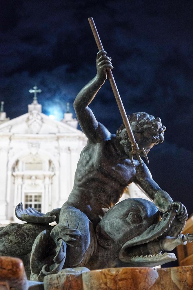 Лорето.Базилика Санта-Каза.Статуя Нептуна