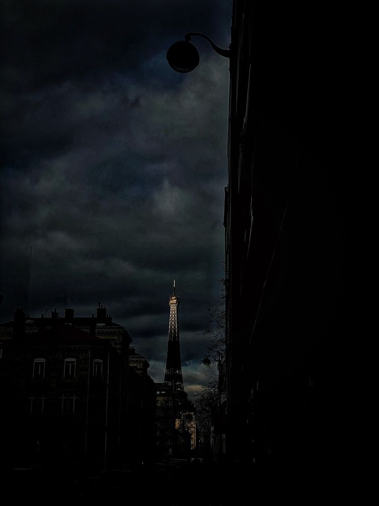 Dark in Paris
