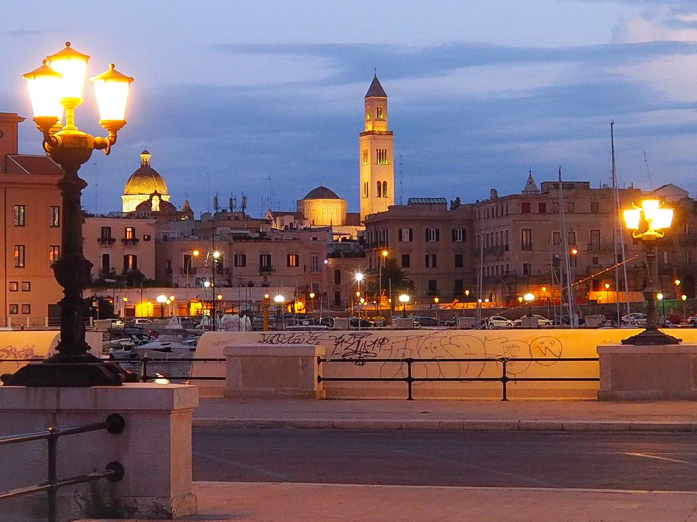 l' ora blu sulla città vecchia_ Bari