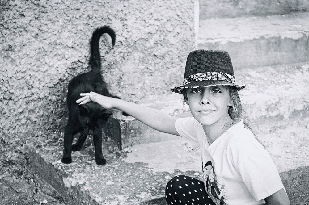 Девочка и кошка
