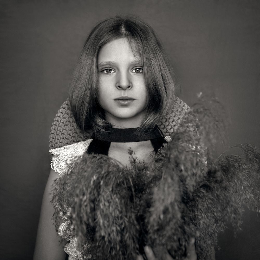 Девочка с сухоцветом