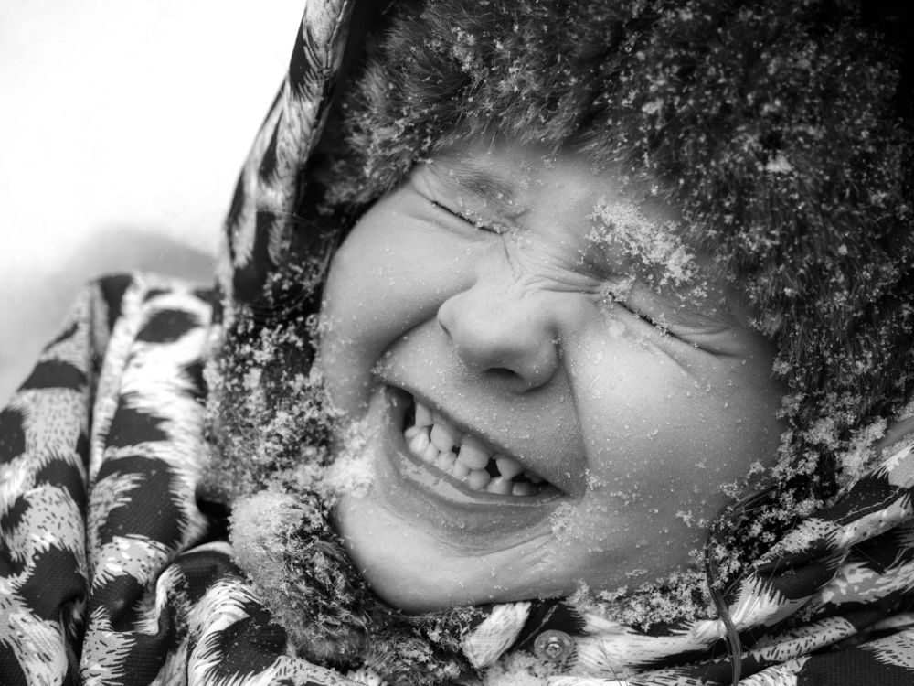 Снег попал на лицо