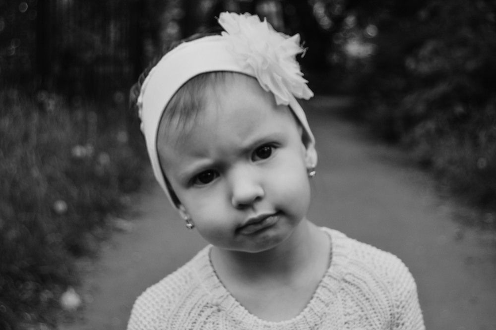 чёрно-белый детский портрет