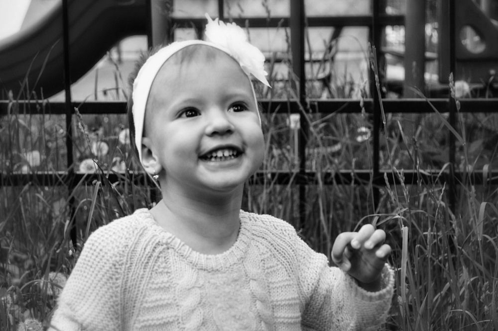 чёрно-белый детский портрет