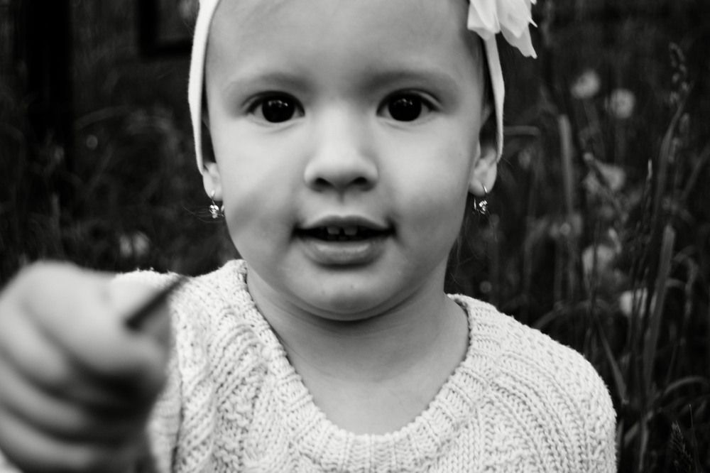 чёрно-белый детский портрет