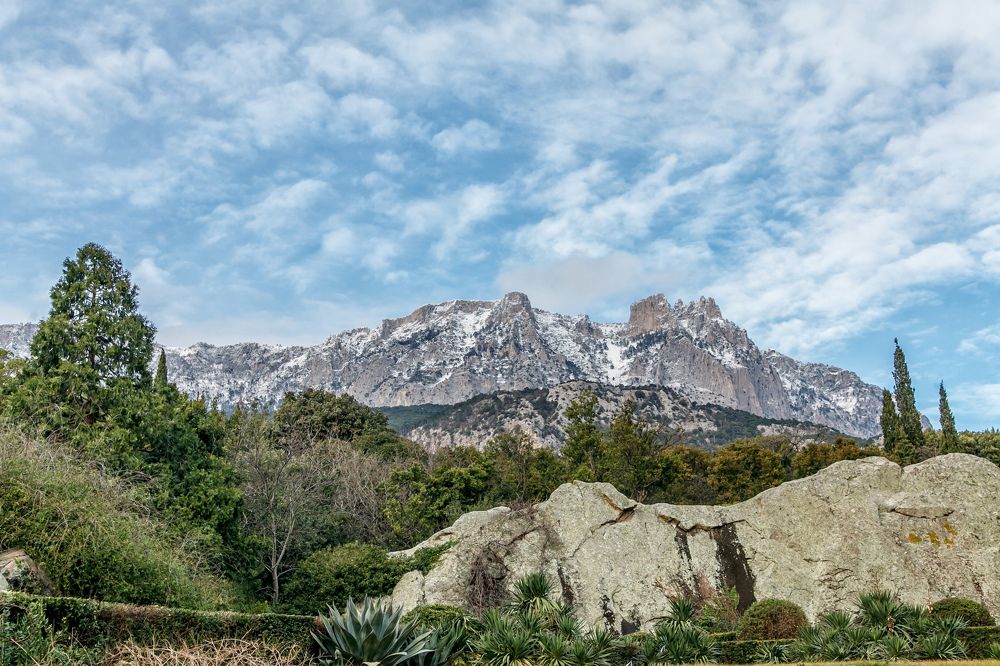 Вид на гору Ай-Петри с Воронцовского дворца