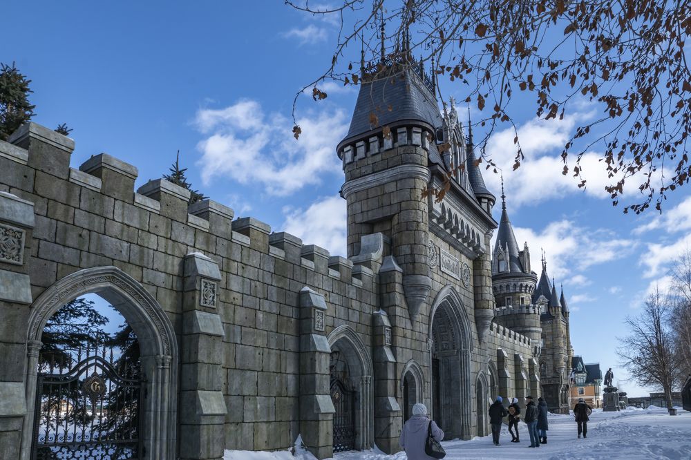 Неоготический замок Гарибальди в поселке городского типа Хрящевка Самарской области.
