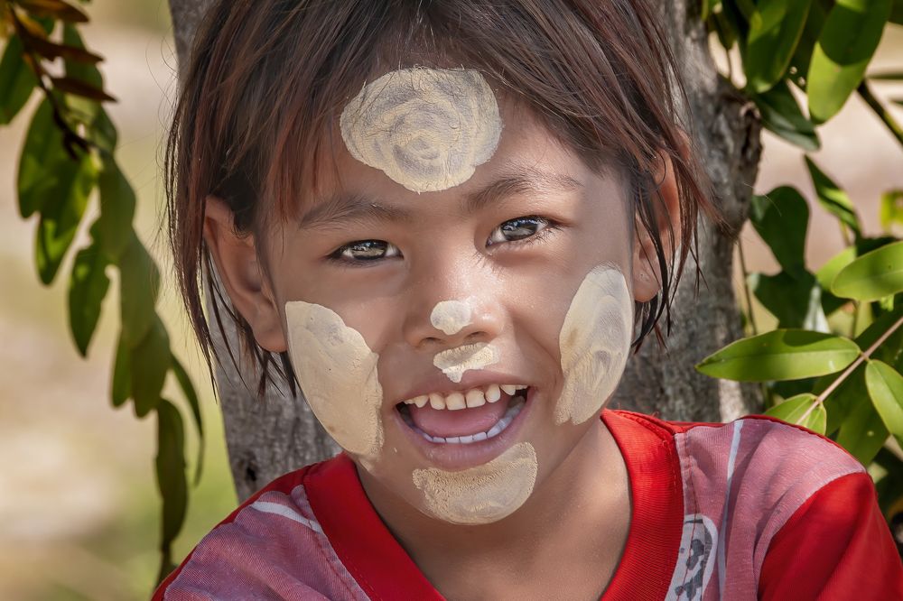 eyes of laugh young girl