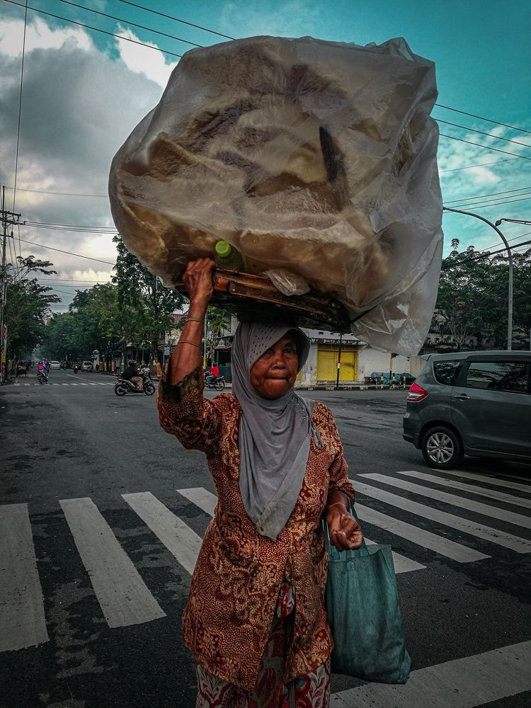 Ada anak dan keluarga menunggu di rumah