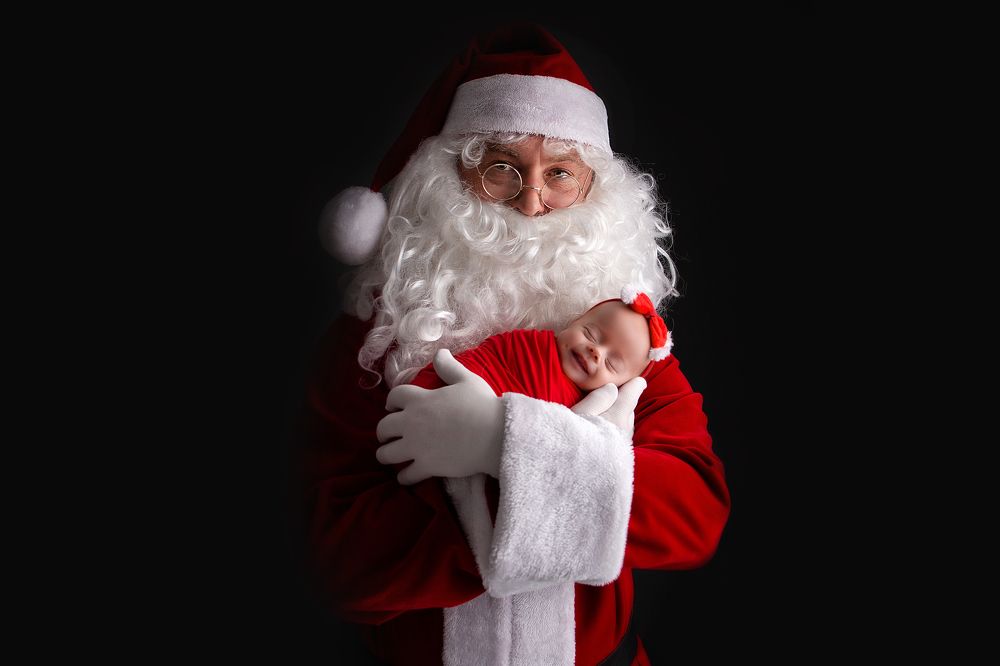 Чудесная принцесса в руках самого главного символа Нового года - Дедушки Мороза.