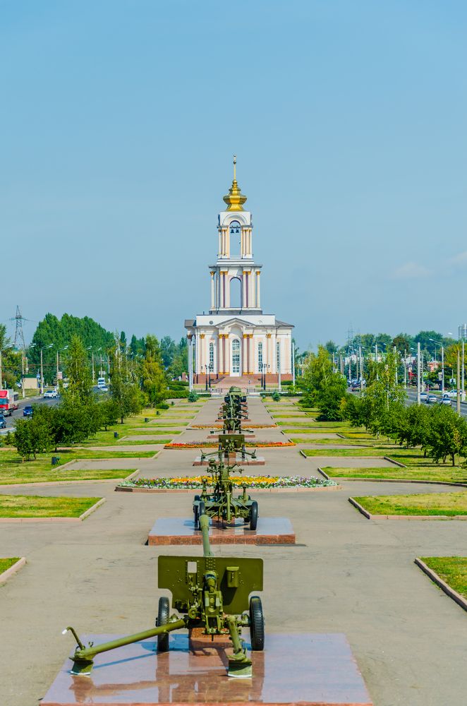 Аллея военной техники и Храм Святого Великомученика Георгия Победоносца