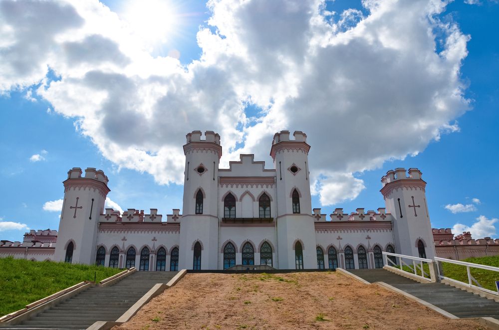 Косово - под белоснежными облаками.