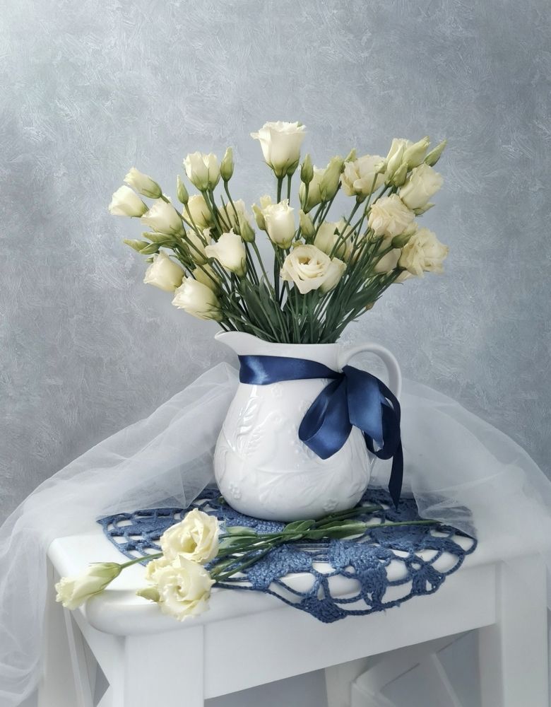 Цветы в белом кувшине