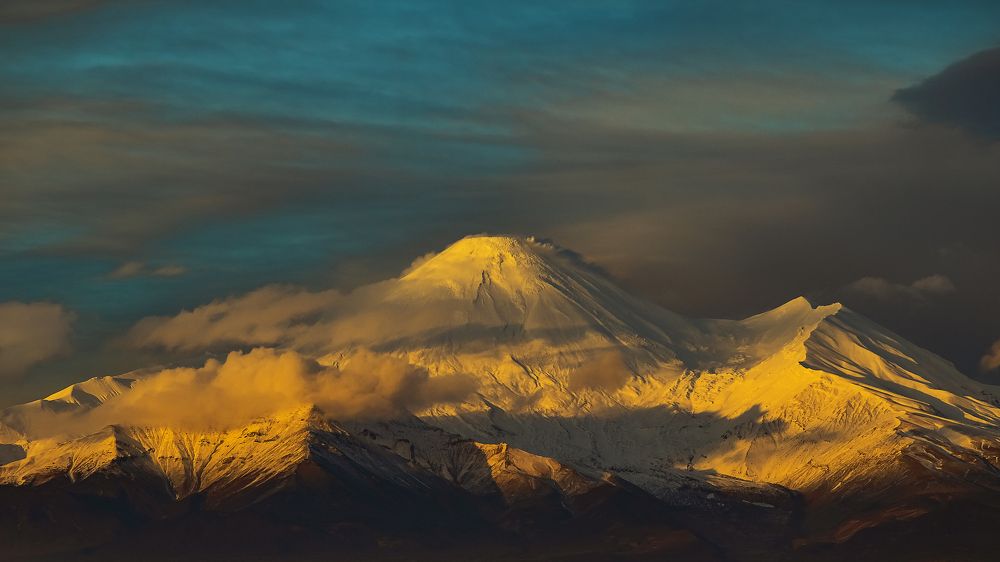 Под небом голубым есть золотой вулкан...