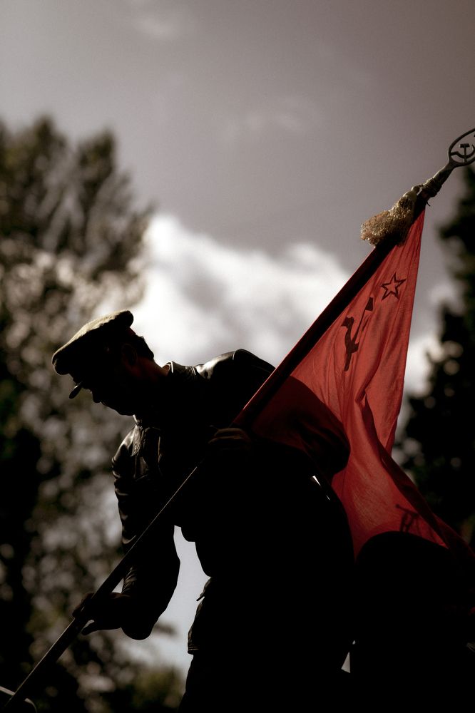 Вознося знамя победы