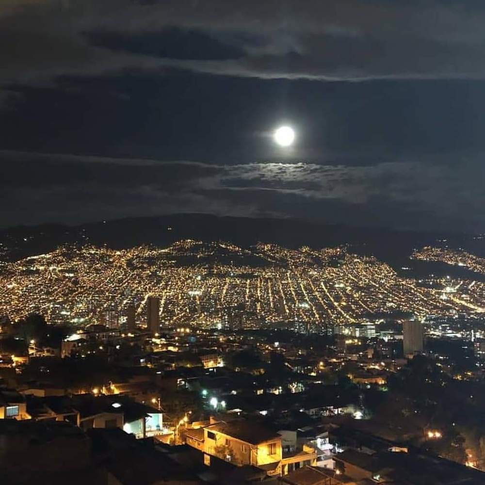 Vista nocturna de la ciudad de Medellín