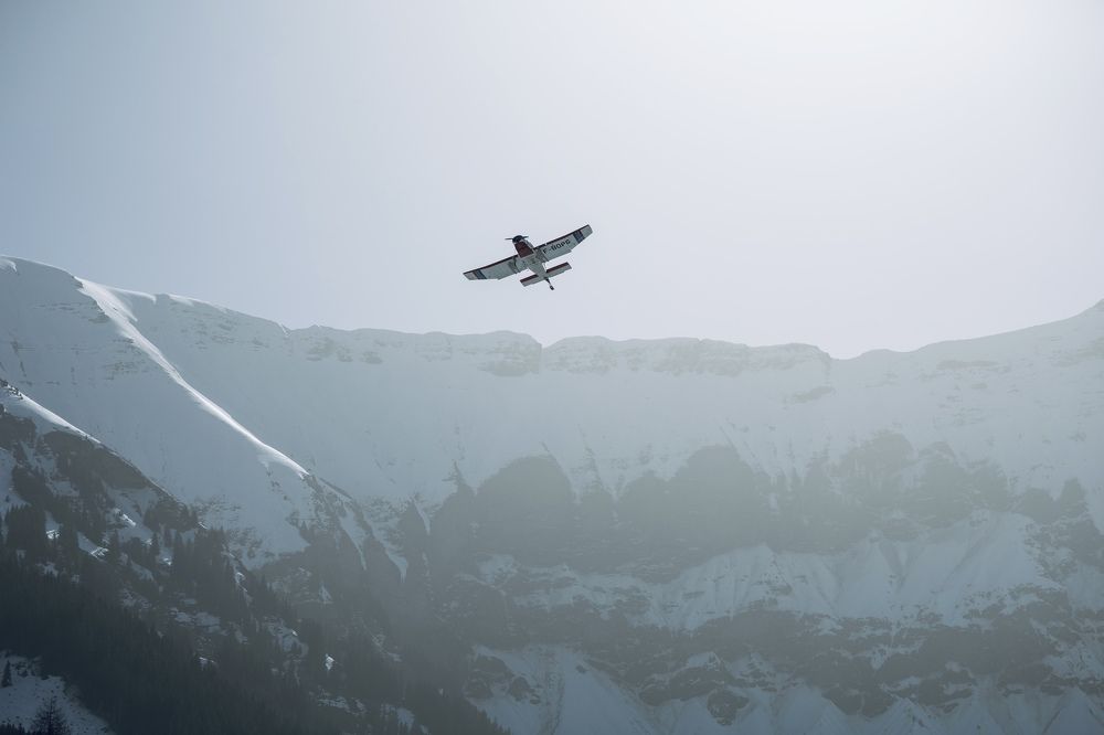 На высоте 2000 метров.