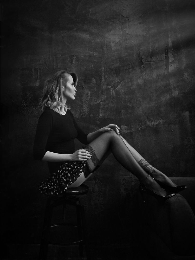 Стул и девушка