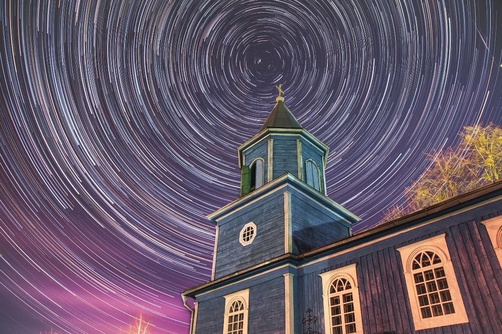 Храм святой Живоначальной Троицы г.Ельска звёздной ночью