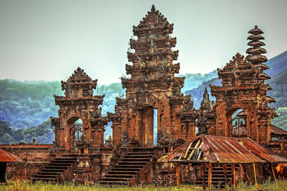 The fog in the Tamblingan Lake Temple Bali (2013)
