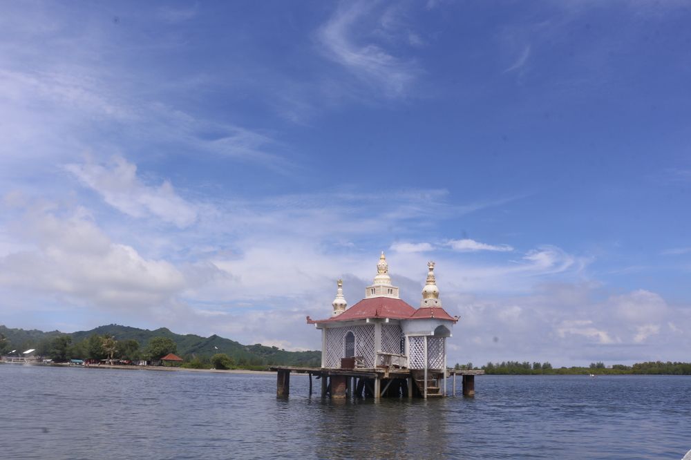 grave in the middle of the sea