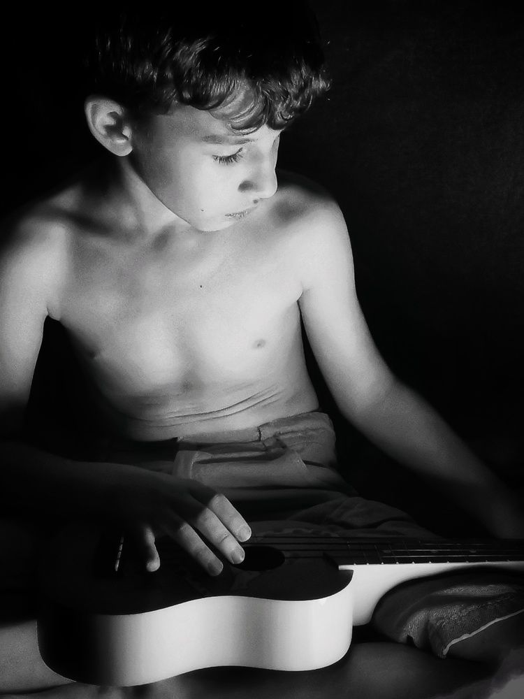 Мальчик с укулеле