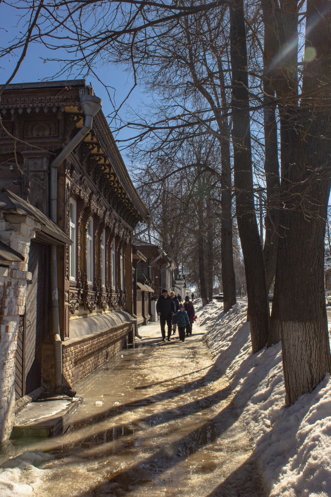 Тает снег, бегут ручьи