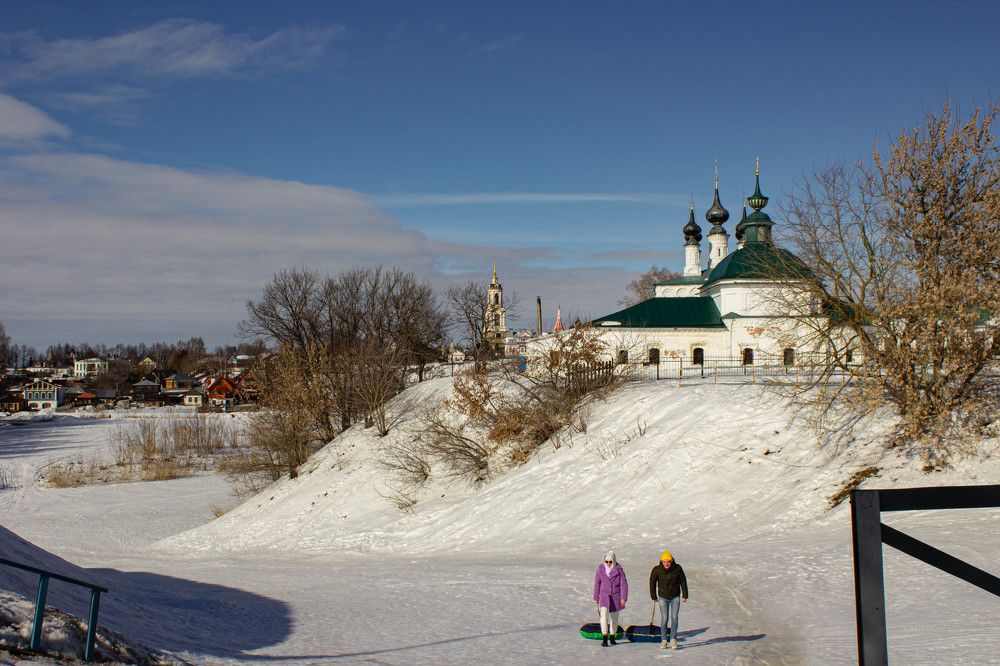 Вид на Пятницкую и Входа-Иерусалимскую церковь. Суздаль.