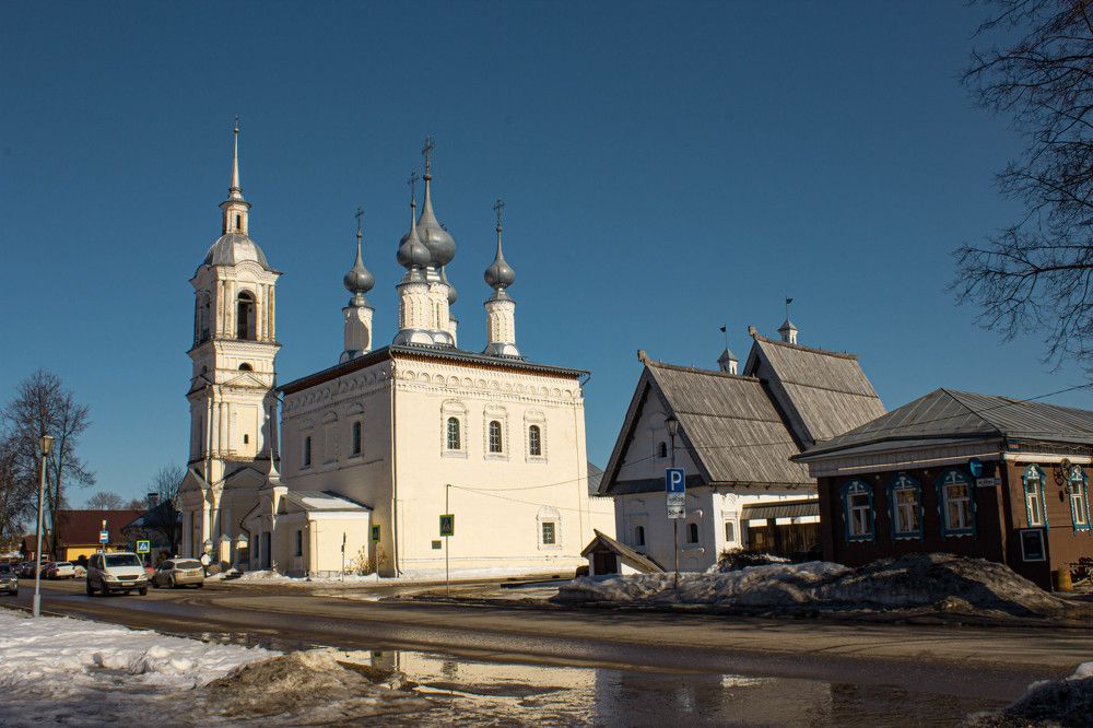 Смоленская церковь и посадский дом в Суздале