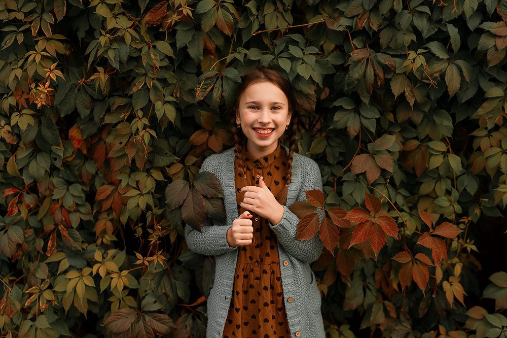 девочка в девичьем винограде