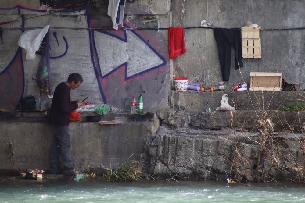 Под мостом.