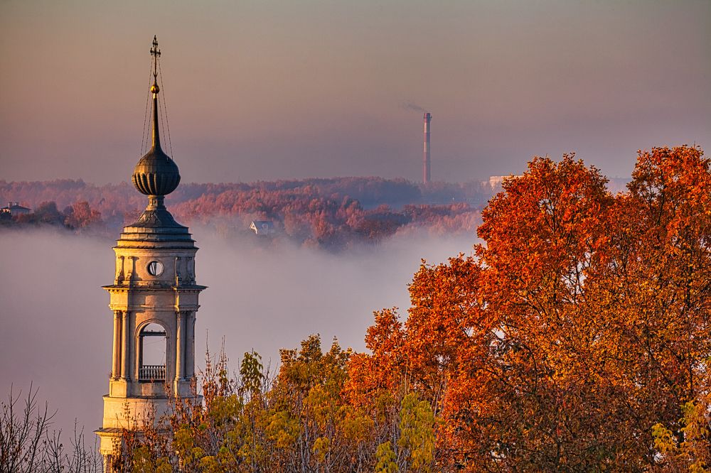 Две вертикали. Колокольня Казанского храма Калуга