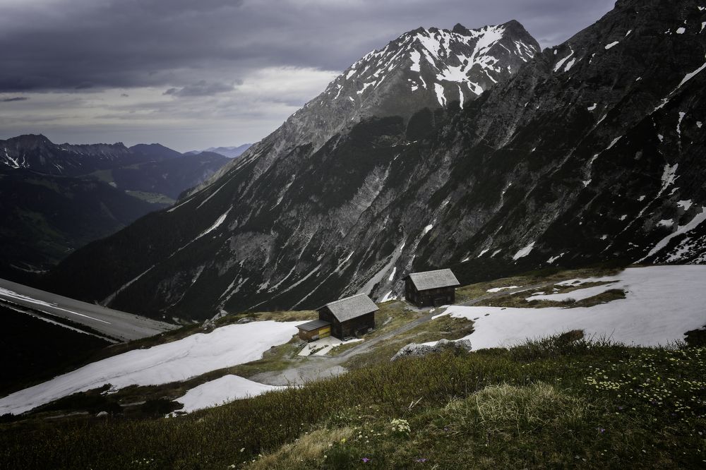 Окрестности озера Люнерзее в Австрии