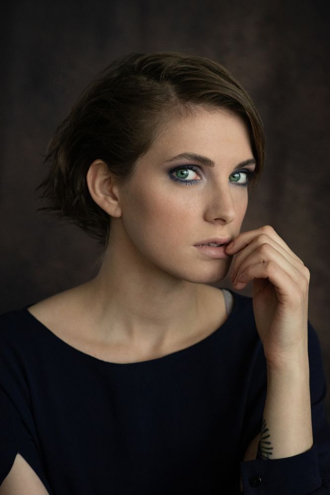 Женский портрет со светом от окна