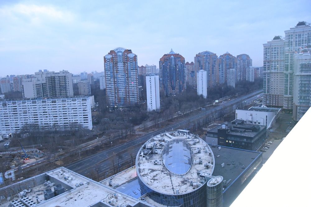 2021 7 апреля 6 утра конец Ленинского проспекта МОСКВА ТЦ РИО Кинклуб Эльдар Крыши 0001