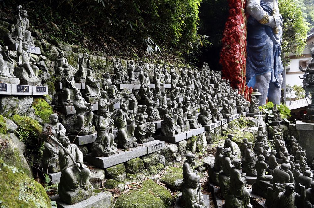 Истуканы буддийского храма Нанзойн