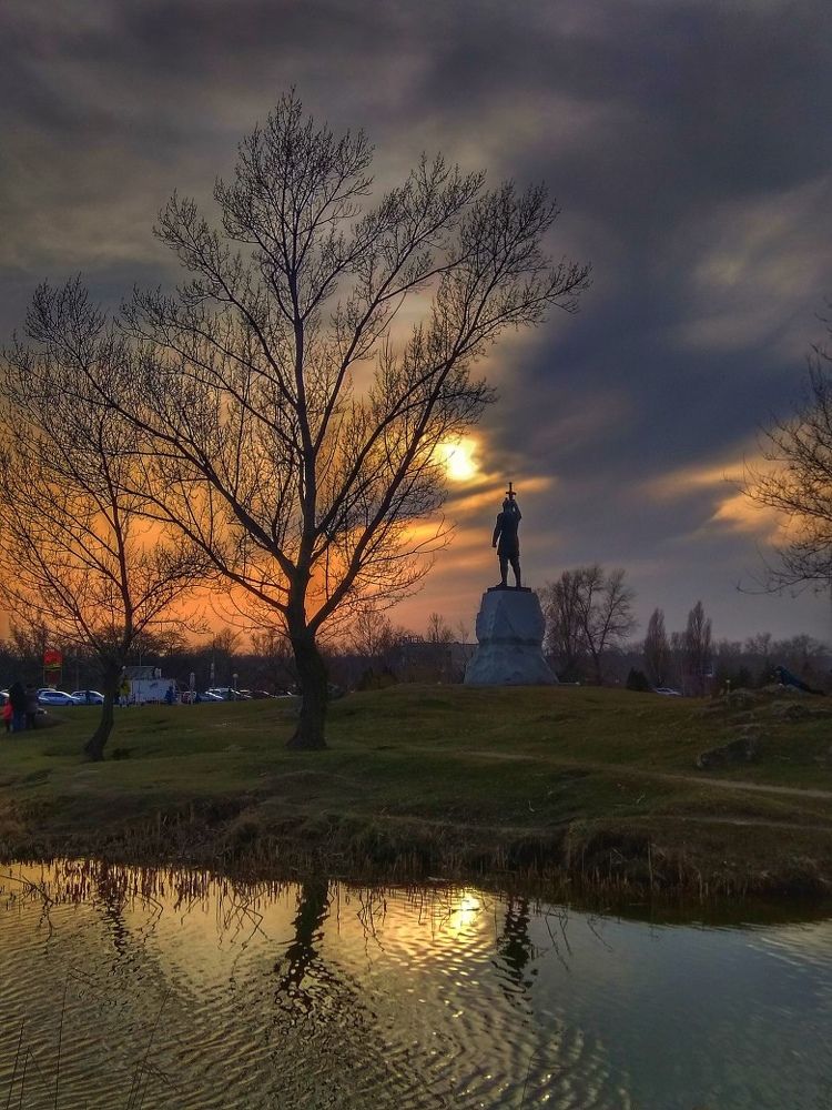 Памятник в парке на Радуге