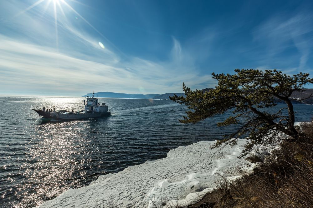 Паром на озере Байкал