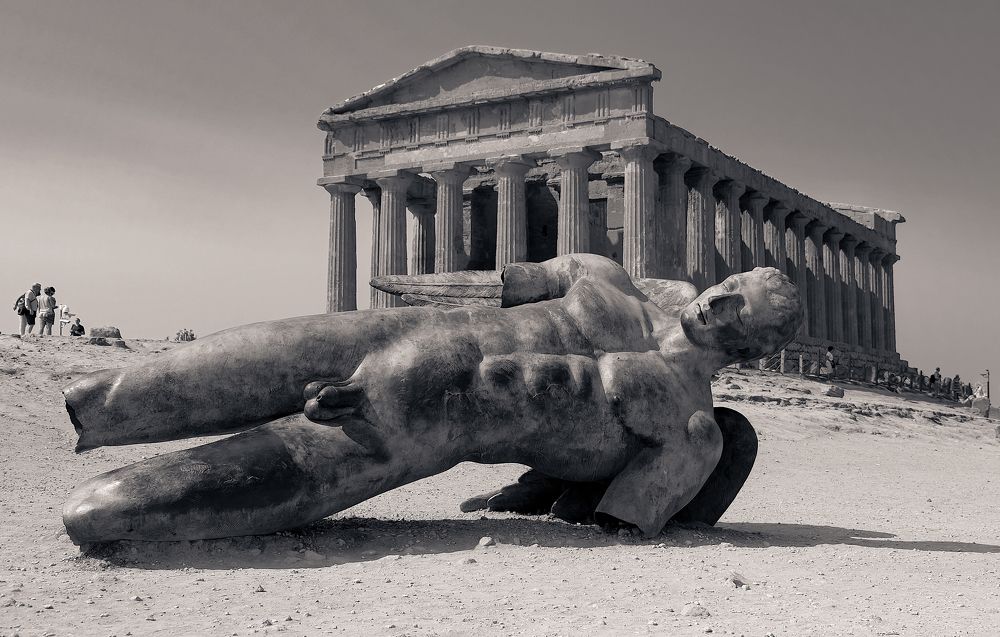 Icarus fallen in front of Concordia Temple bnw
