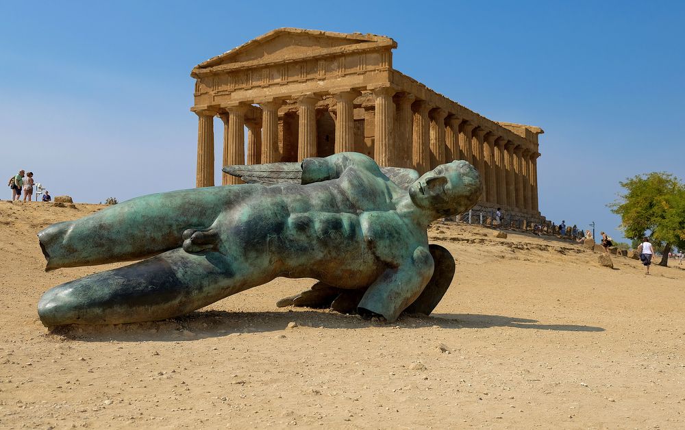 Icarus fallen in front of Concordia Temple