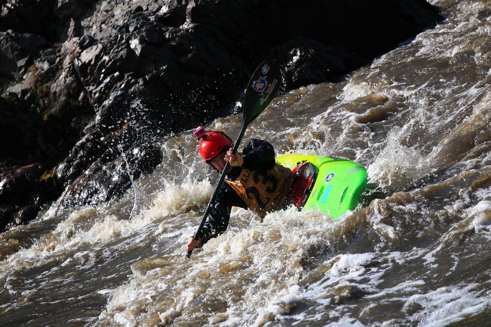 Порог ревёт - каякер гребёт