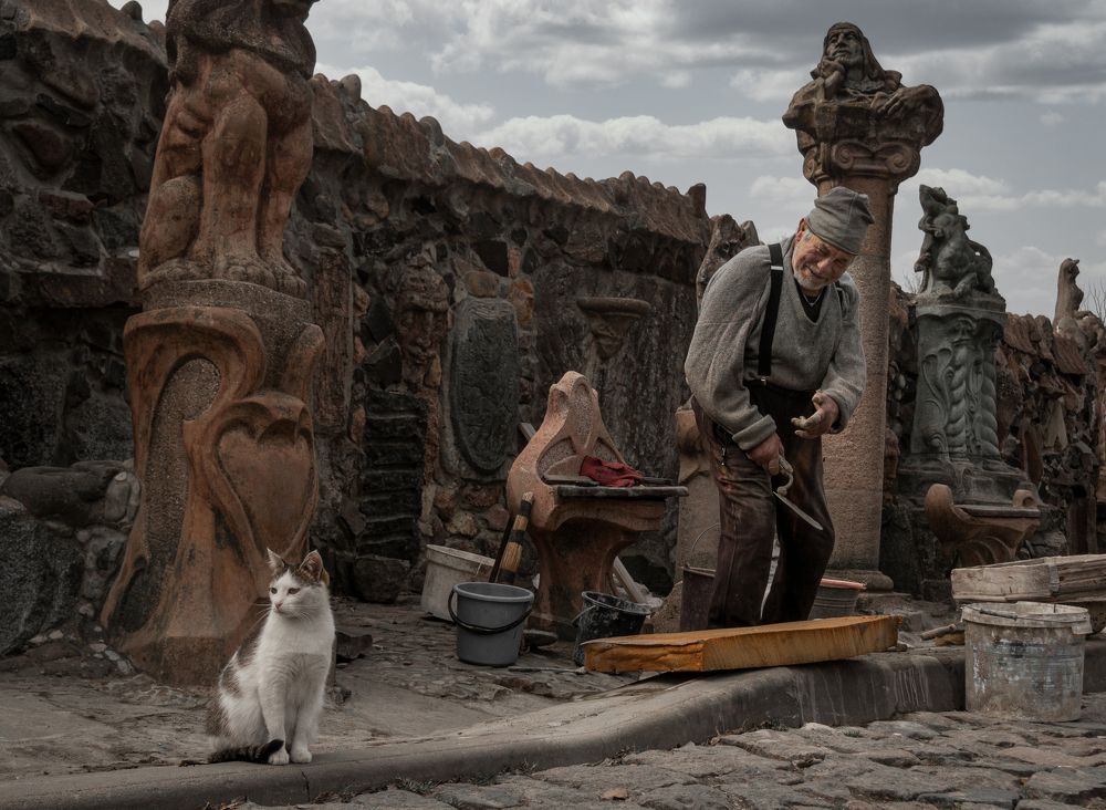 Sculptor Mykola Golovan and his cat Sisi