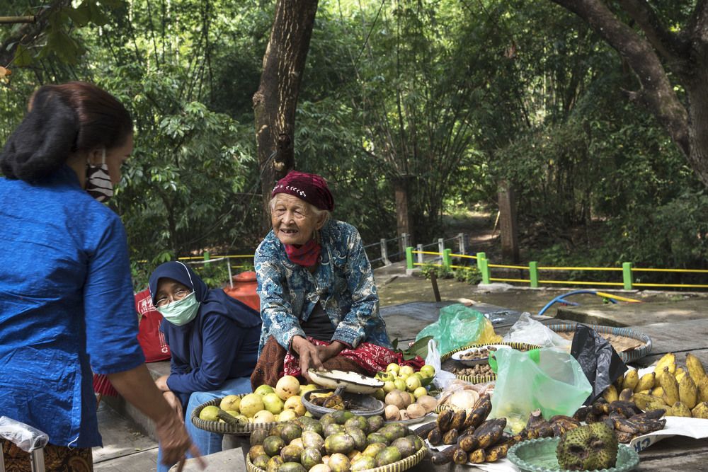 Wudi's grandmother who sells fruit