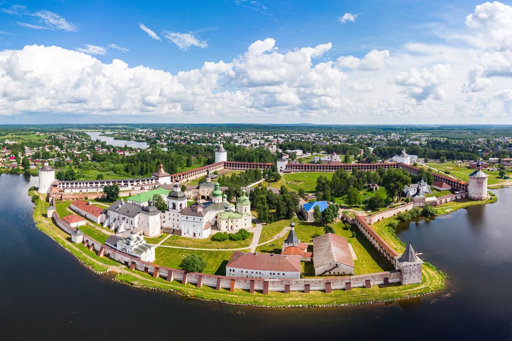 Панорамный вид с высоты птичьего полета на древний Киррилово-Белозерский монастырь.