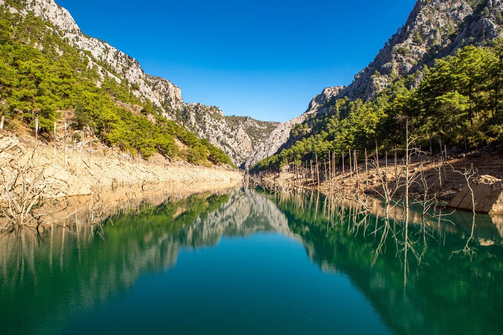 Blue-green mirror