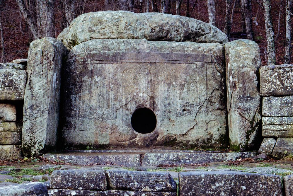 Лицо древности - фасад Кавказского дольмена