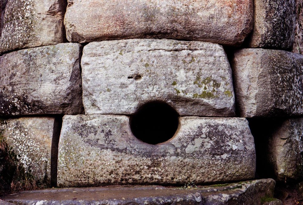 Лицо древности - фасад Кавказского дольмена